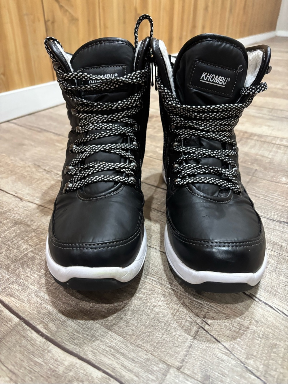 Khombu Ladies Black/White Lace-Up Winter Boots with White Sole Size 9 M